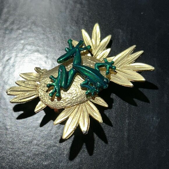 Vintage 1-7/8” x 1-1/2” Green Enamel Frog on Gold Tone Flower Leaf Brooch - Picture 2 of 4